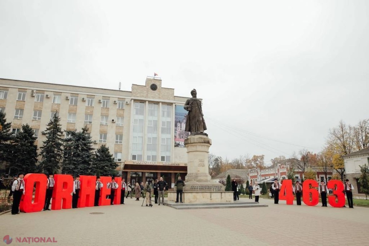 FOTO // Hramul Orheiului, în TOI. Mii de orheieni au defilat la PARADA din centrul orașului. Cei prezenți așteaptă extragerea la TOMBOLA cu 200 de premii valoroase