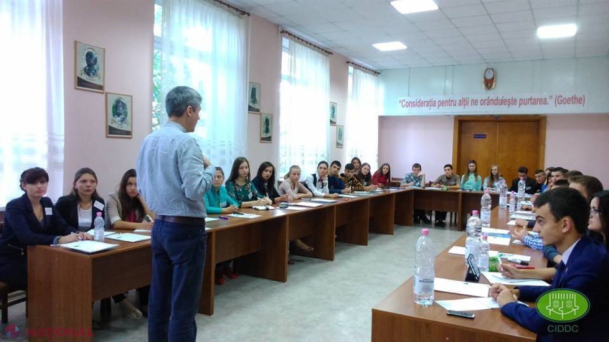 Câțiva elevi vor monitoriza colegiile și școlile profesionale din R. Moldova