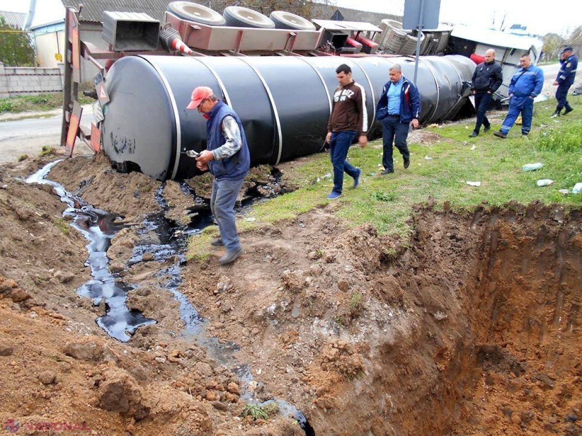 PERICULOS // Un camion cu 20 de tone de produs chimic s-a răsturnat la Căușeni
