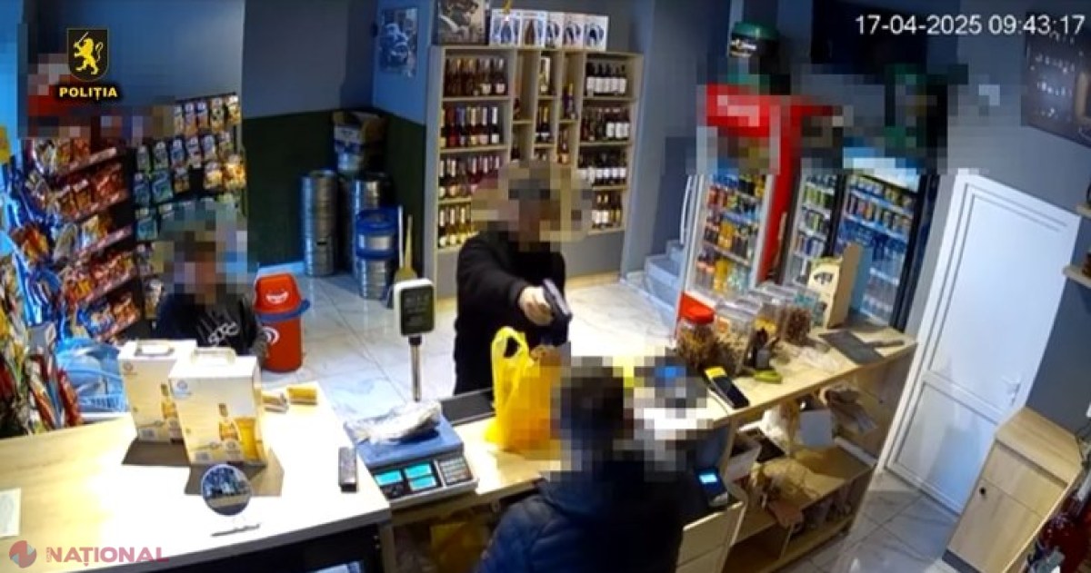 VIDEO // Momentul în care un „procuror” intră într-un magazin din Chișinău și îndreaptă pistolul către vânzător, cerând produse fără să le plătească. Bărbatul a fost reținut
