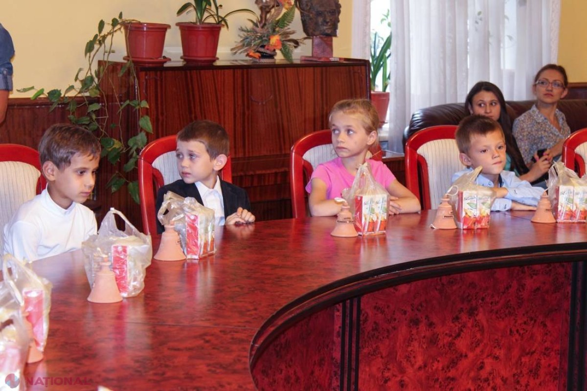  FOTO EMOȚIONANT // Primul clopoțel pentru viitorii ȘCOLARI, rămași fără ocrotire părintească