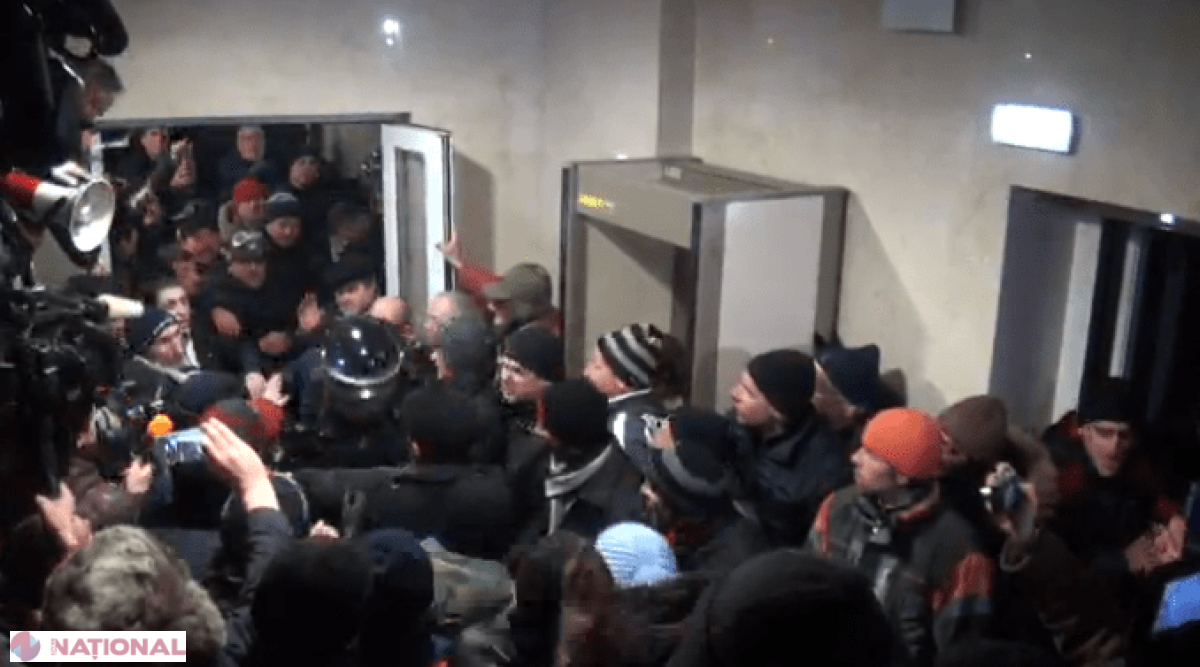 IGP: Protestele violente de la Parlament au adus prejudicii de un MILION de lei