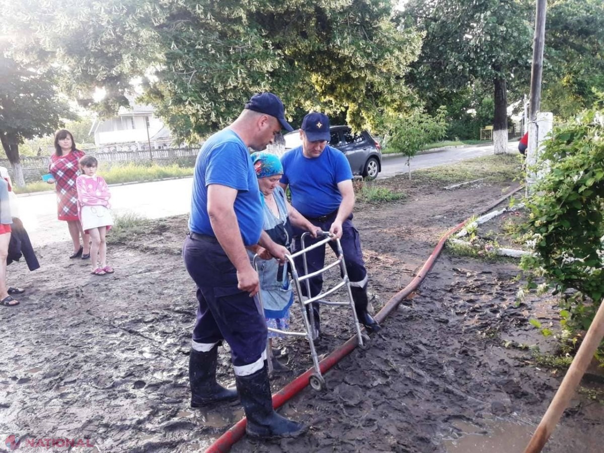 VIDEO // Doi copii, SALVAȚI dintr-o casă INUNDATĂ în Cucoara din Cahul