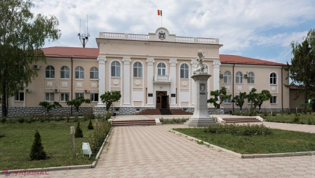 O șefă de la Fălești și-a angajat și fiul la aceeași instituție: Fiul și-a dat demisia, iar mama riscă să nu mai ocupe funcții publice timp de trei ani 