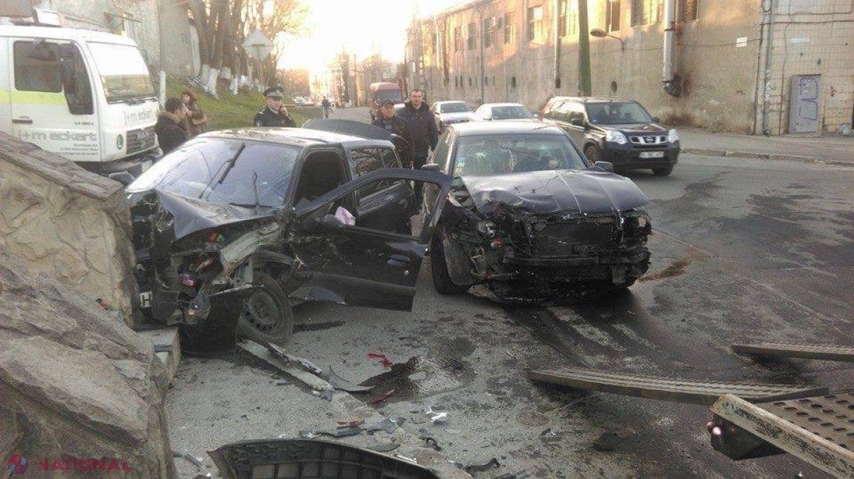 Accident ieri-seară în capitală. Două mașini au fost făcute ZOB