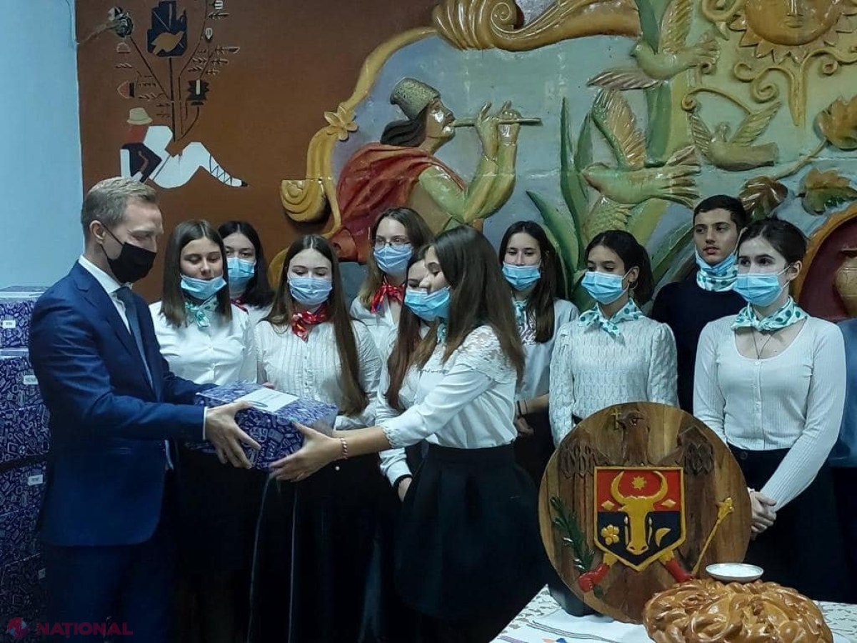 FOTO // DRRM oferă pachete cu rechizite și CĂRȚI pentru elevii din R. Moldova. Adrian Dupu: „Toate eforturile noastre urmăresc stimularea prezenței la școală și formarea unei noi generații care să ducă mai departe cultura, tradițiile și limba română”