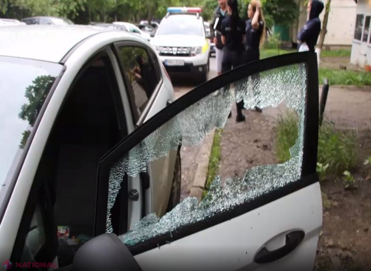 VIDEO // Distracția unor adolescenți: Mergeau prin curțile blocurilor de la Ciocana și spărgeau geamurile de la automobilele parcate