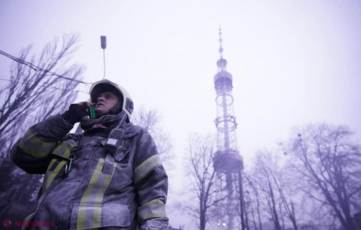 Simbolic: Turnul televiziunii din Kiev distrus de ruși este amplasat lângă un monument ridicat în memoria victimelor de la Babi Yar, locul unuia dintre cele mai mari masacre comise de nazişti împotriva evreilor în timpul Holocaustului