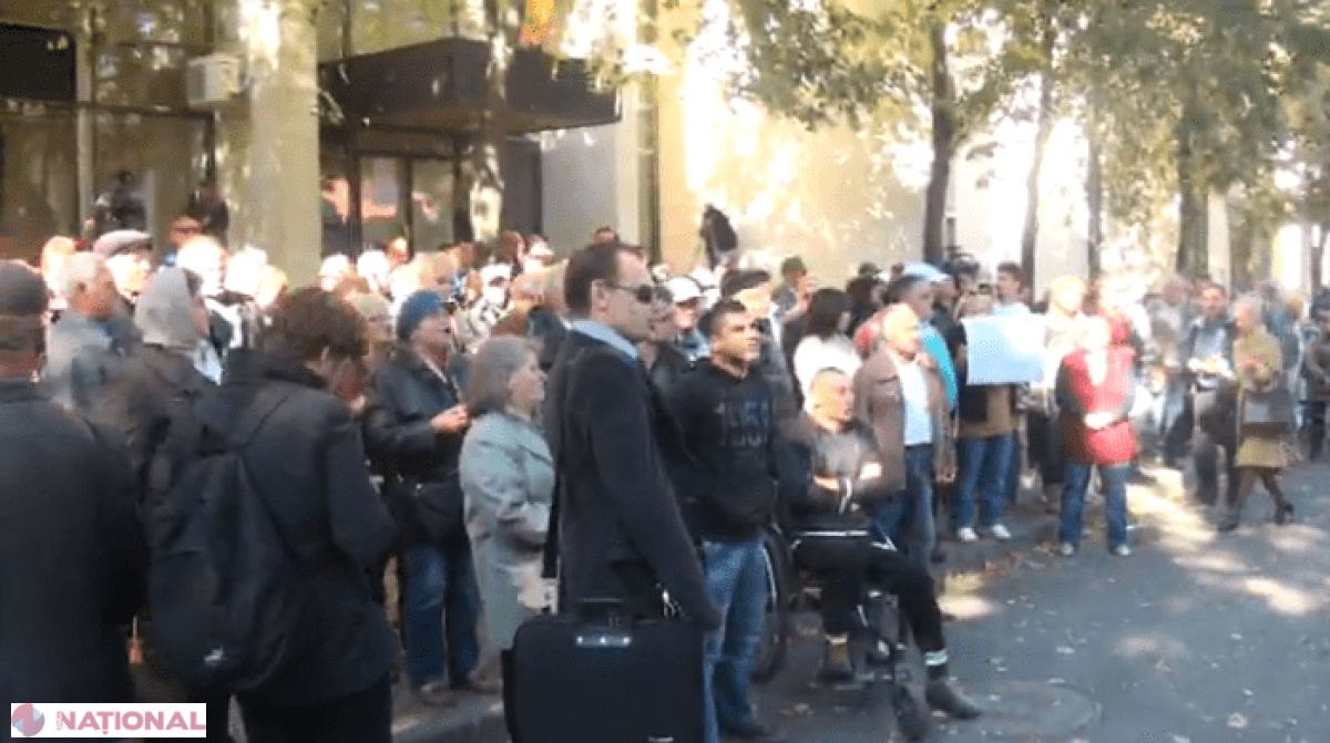 VIDEO // Acțiune de protest în fața Președinției. Sute de protestatarii scandează: „Rușine” și „Timofti trădătorul”
