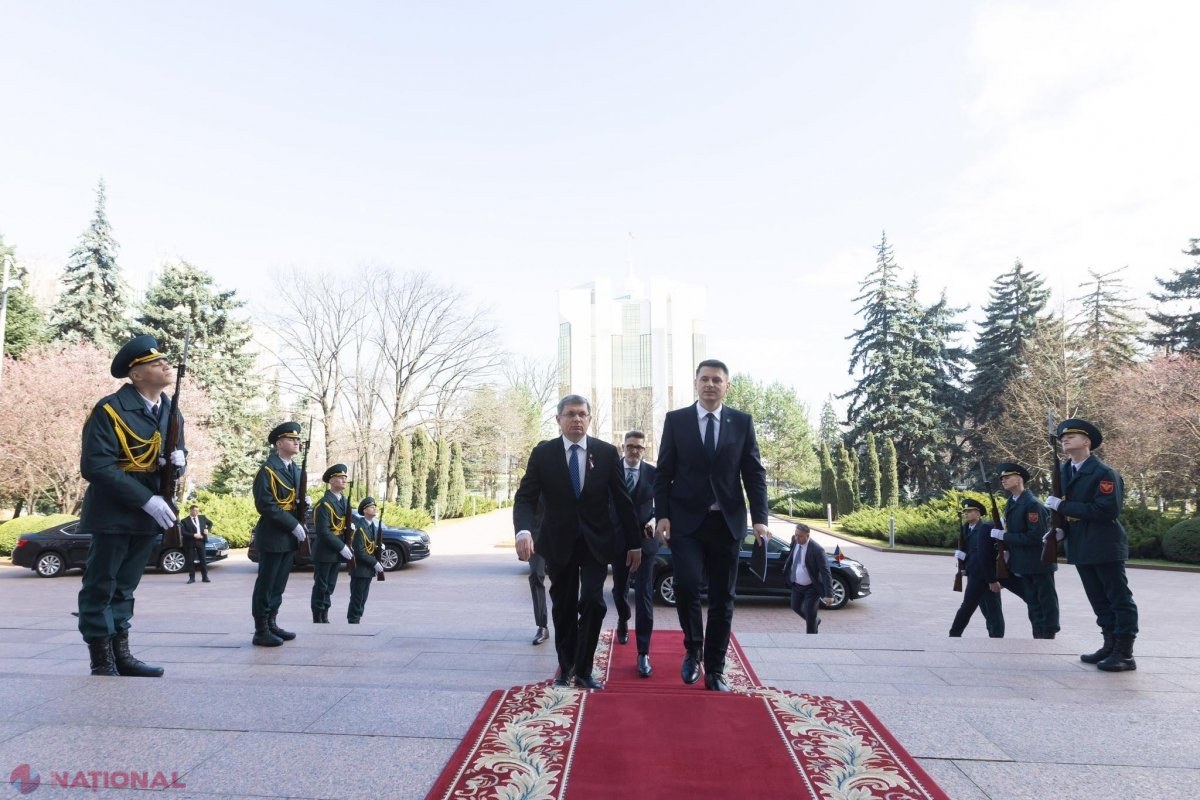 România și R. Moldova își UNESC forțele în vederea combaterii dezinformării și CORUPȚIEI electorale: „Kremlinul încearcă să DETURNEZE parcursul nostru european prin tentative de destabilizare, propagandă agresivă, minciuni și atacuri hibride”