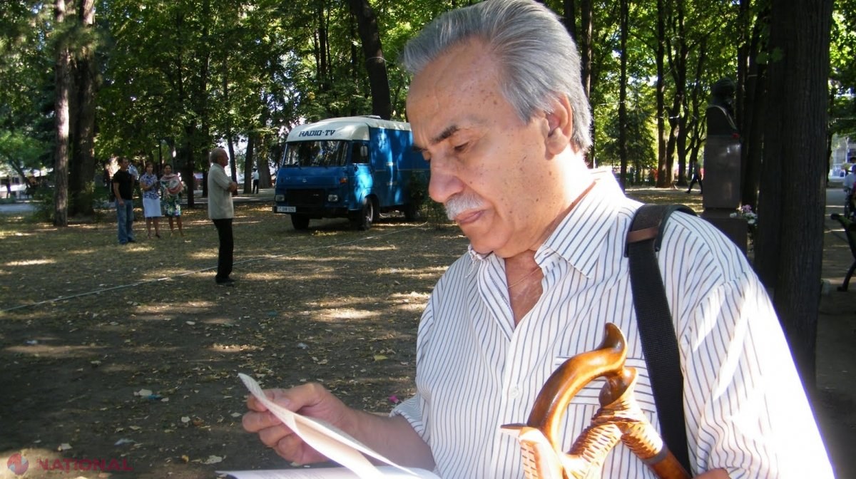 Bustul lui Dumitru Matcovschi, edificat pe Aleea Clasicilor din centrul Chișinăului