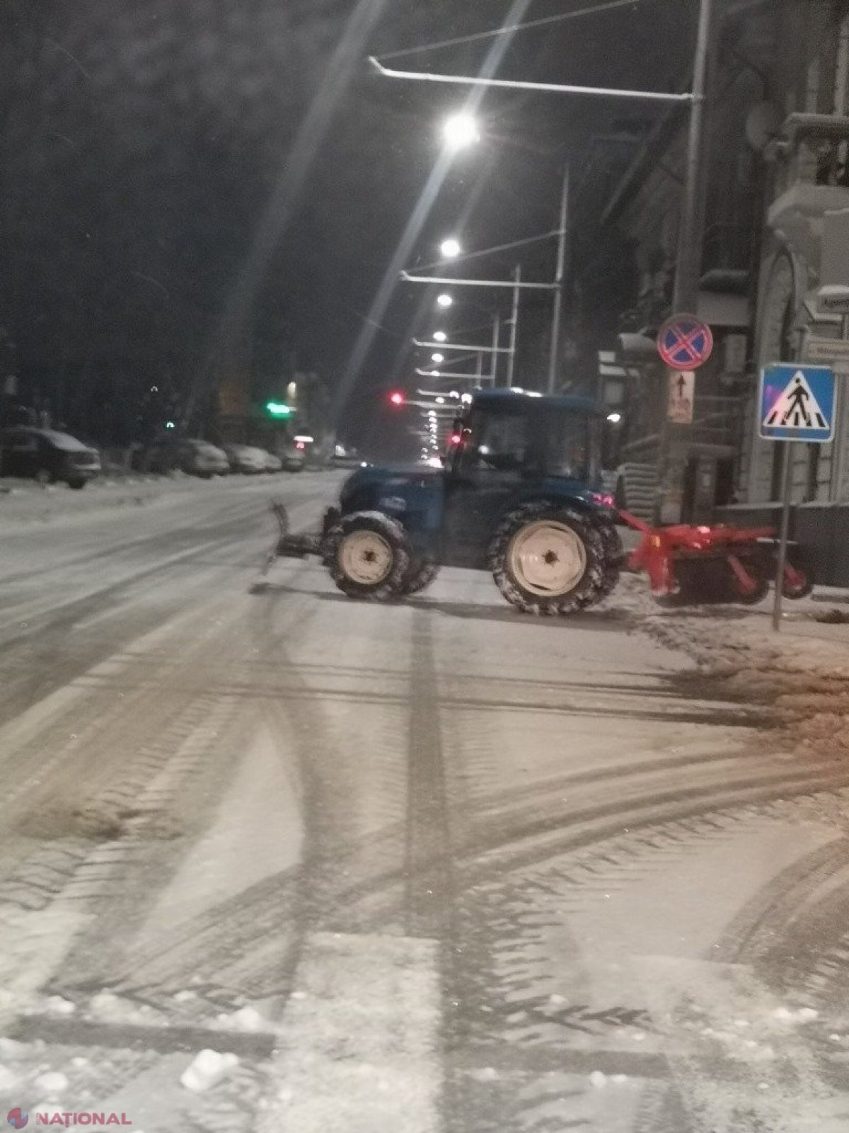 FOTO // Primăria Chișinău a reușit să curețe, noaptea trecută, doar drumurile principale. Astăzi se va interveni pe arterele secundare și pe traseele din suburbii unde circulă transportul public
