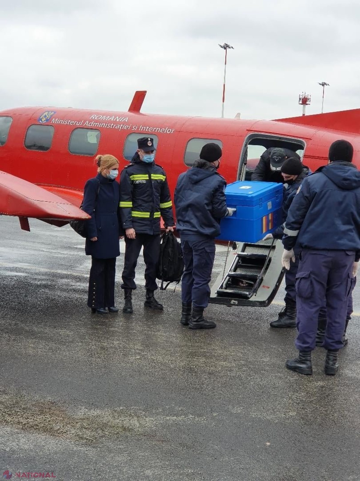 FOTO, VIDEO // Primele doze de VACCIN anti-COVID, donate de România, au ajuns în Republica Moldova cu un elicopter SMURD: „Aceste vaccinuri sosesc la momentul oportun, când asistăm la o creștere dramatică a cazurilor de infectare cu COVID-19''