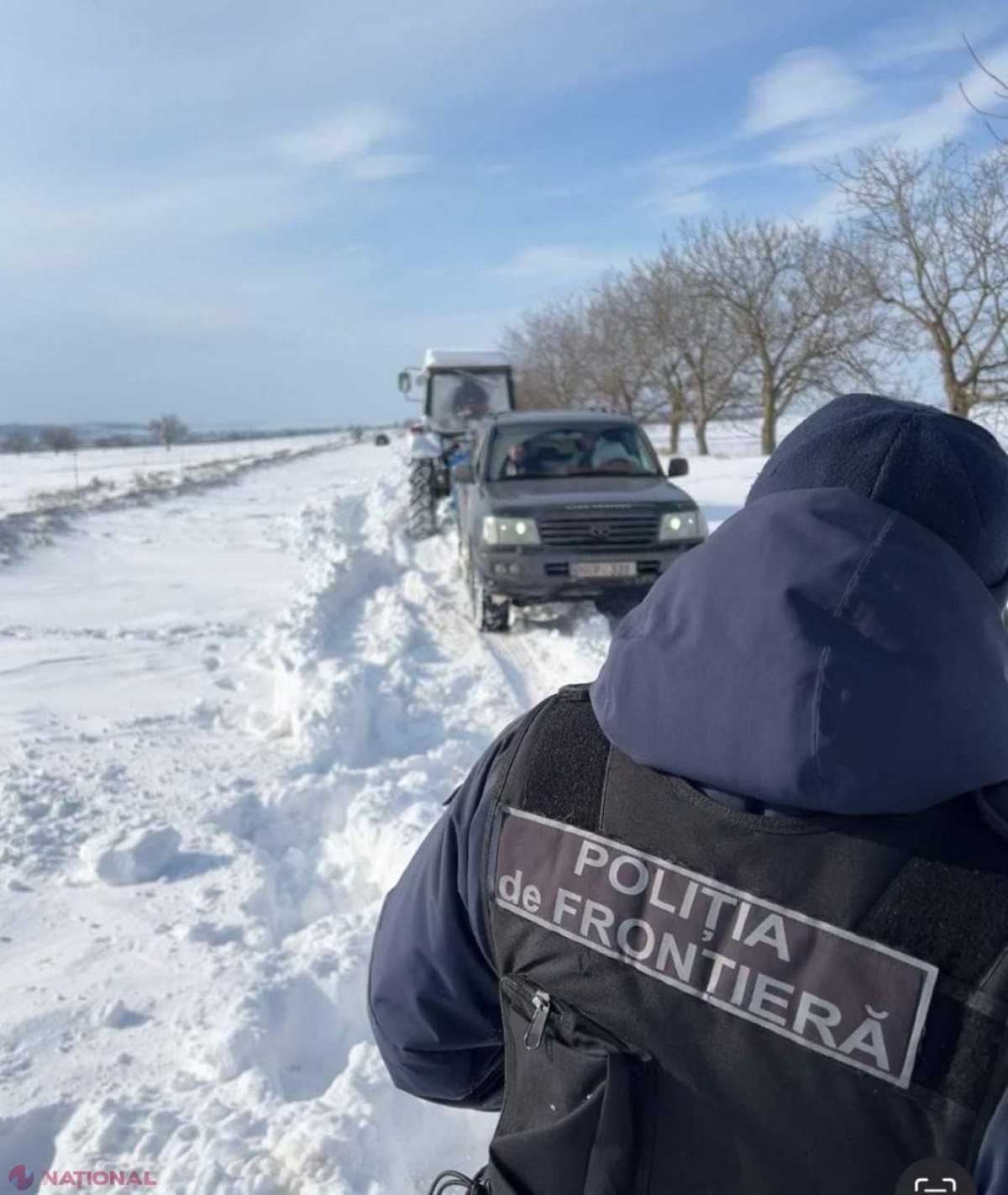 FOTO // Ninsoare în R. Moldova: Zeci de mașini blocate în nămeți: Polițiștii de frontieră au sărit în ajutor