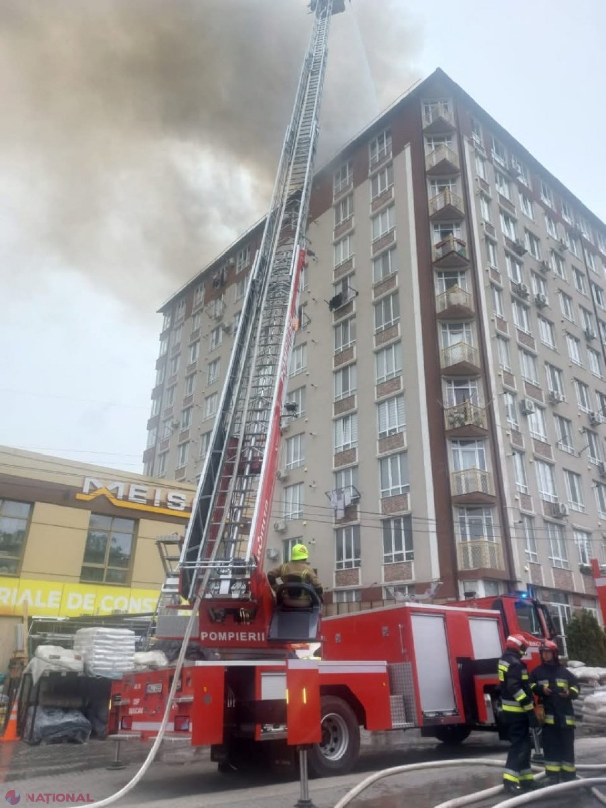 ARDE un bloc de locuit din Durlești: 70 de pompieri luptă cu flăcările. Mai multe sectoare din Chișinău și localități din raionul Ialoveni au rămas fără luminā