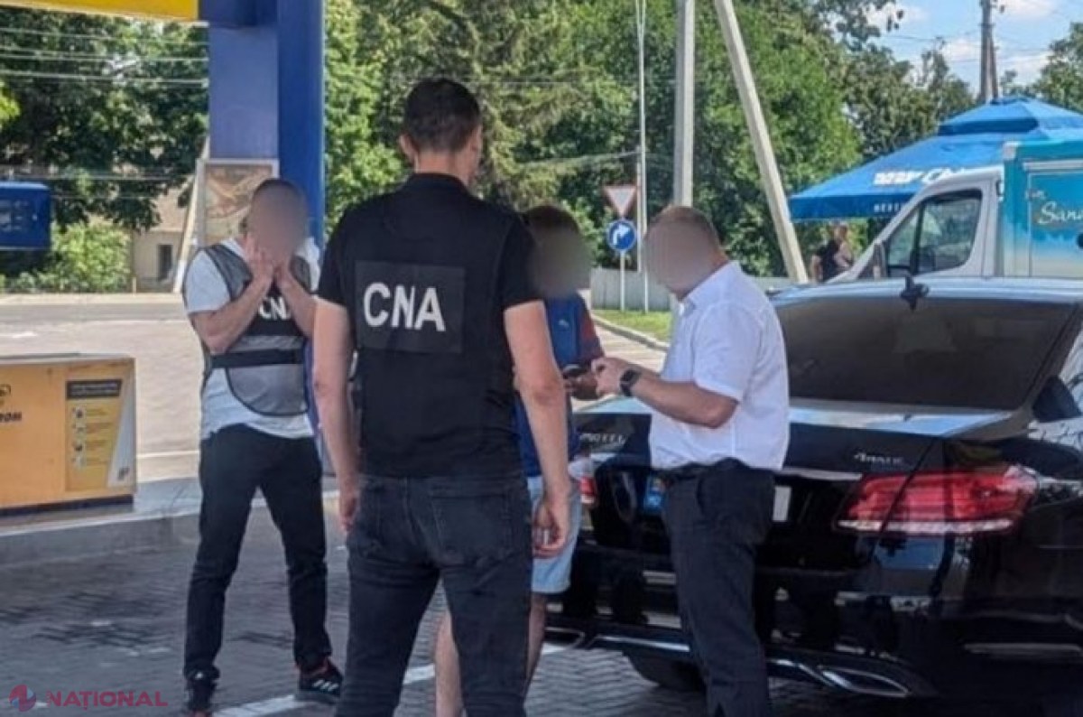 VIDEO // Mită de 10 000 de euro la Vama Sculeni pentru a închide ochii la un lot de marfă de contrabandă: Vameșul și complicele său, reținuți