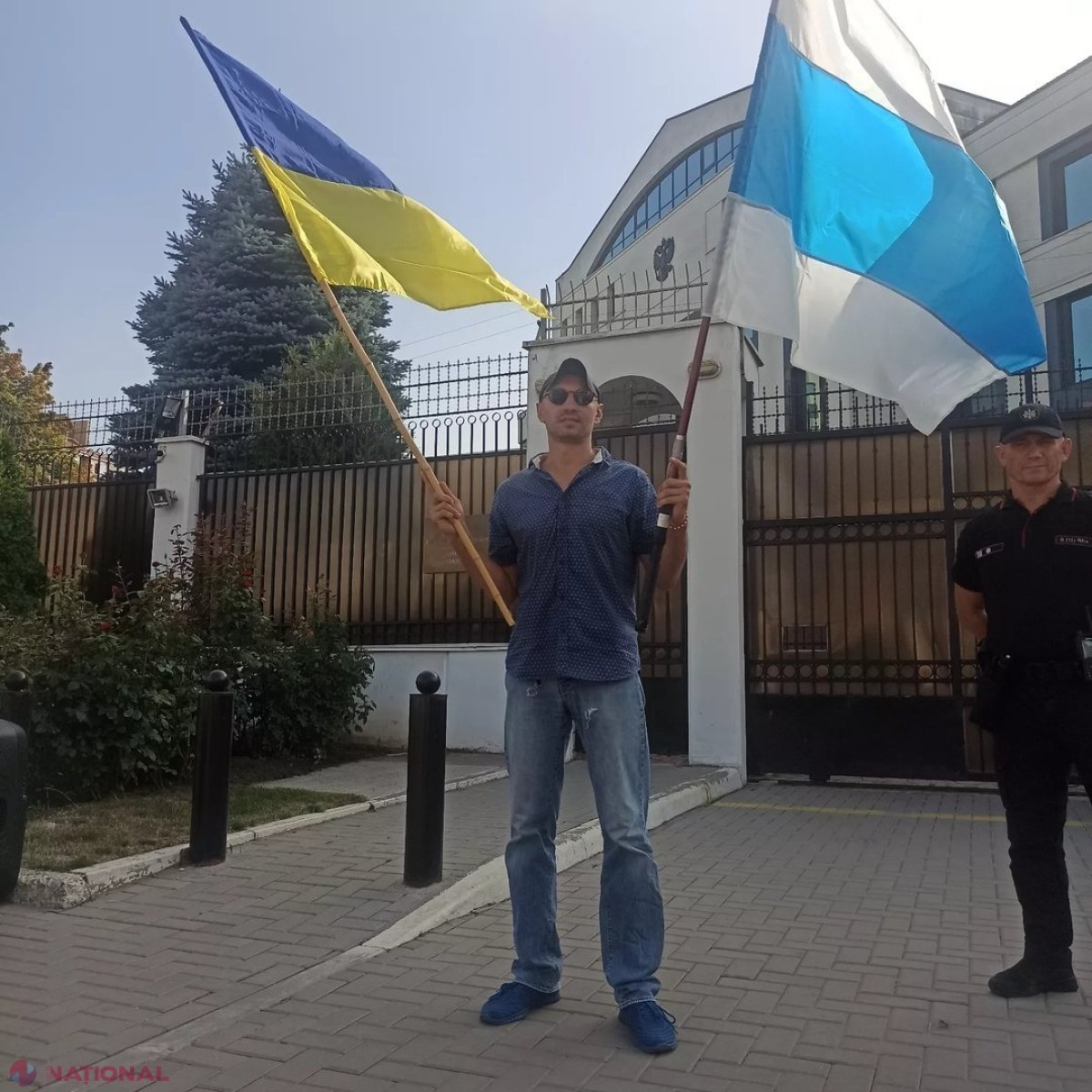 Amendă de 25 000 de lei pentru RUSUL care a scris „Putin UCIGAȘ” pe poarta Ambasadei Rusiei la Chișinău. Riscă să fie EXPULZAT: „Acest om ar putea fi EXECUTAT în Rusia. Cine-l bucură astăzi pe Putin la Chișinău în plin război de agresiune?”