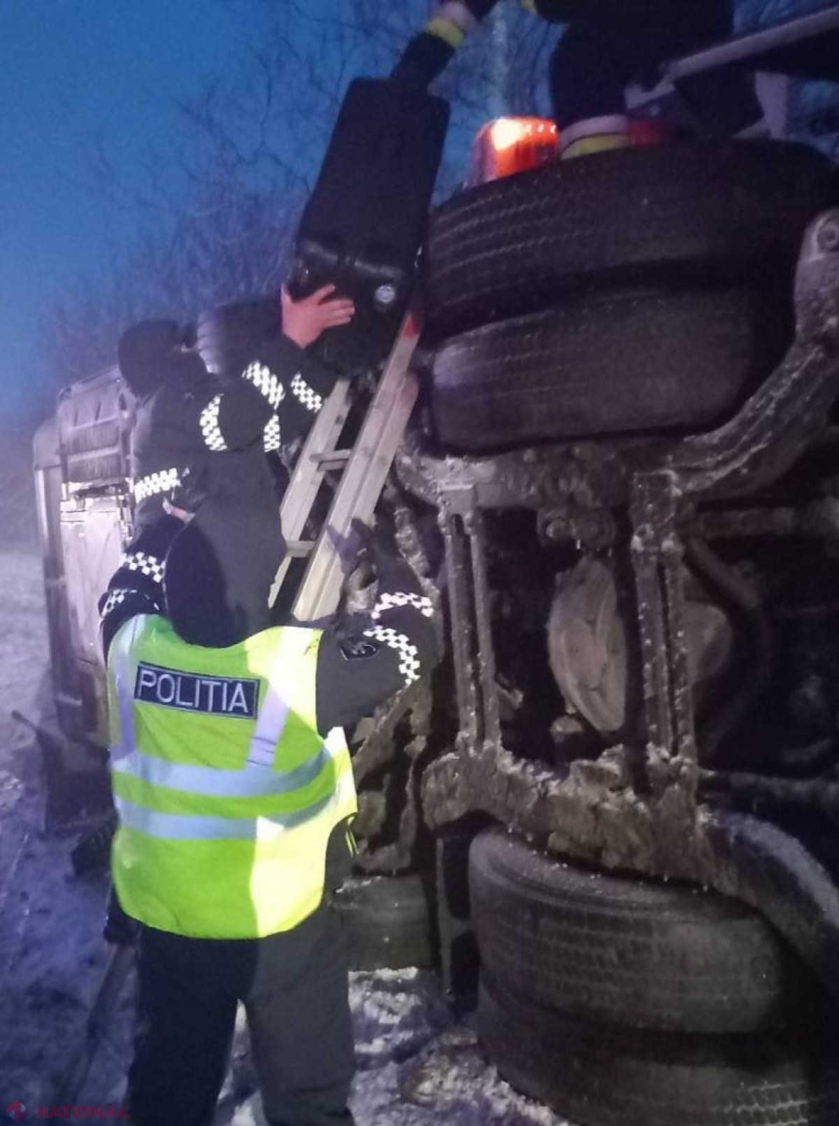 FOTO // Un autocar de pe ruta Kiev - Chișinău, cu 68 de pasageri la bord, s-a răsturnat la Florești: 16 persoane au ajuns la spital
