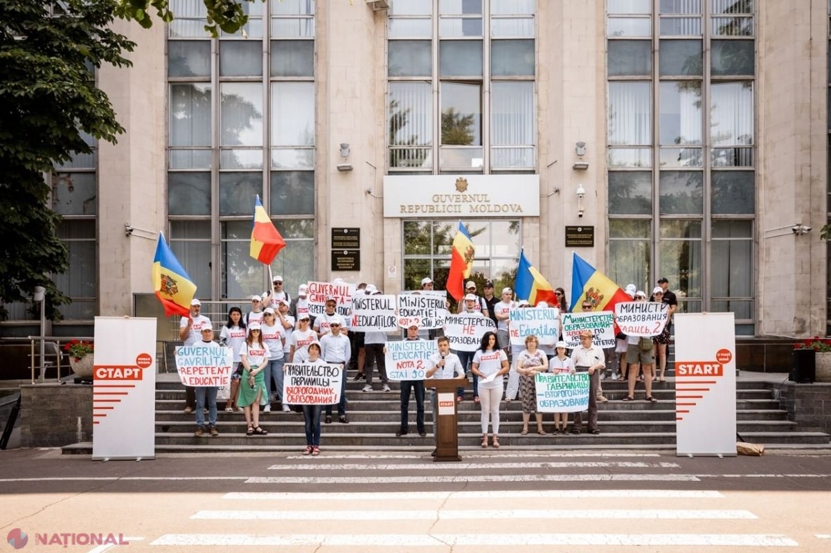 Flashmob în fața Executivului R. Moldova. Tinerii organizației „START”, din cadrul mișcării civice „O viață nouă”, cer demisia Guvernului, ca urmare a deciziei de optimizare a universităților