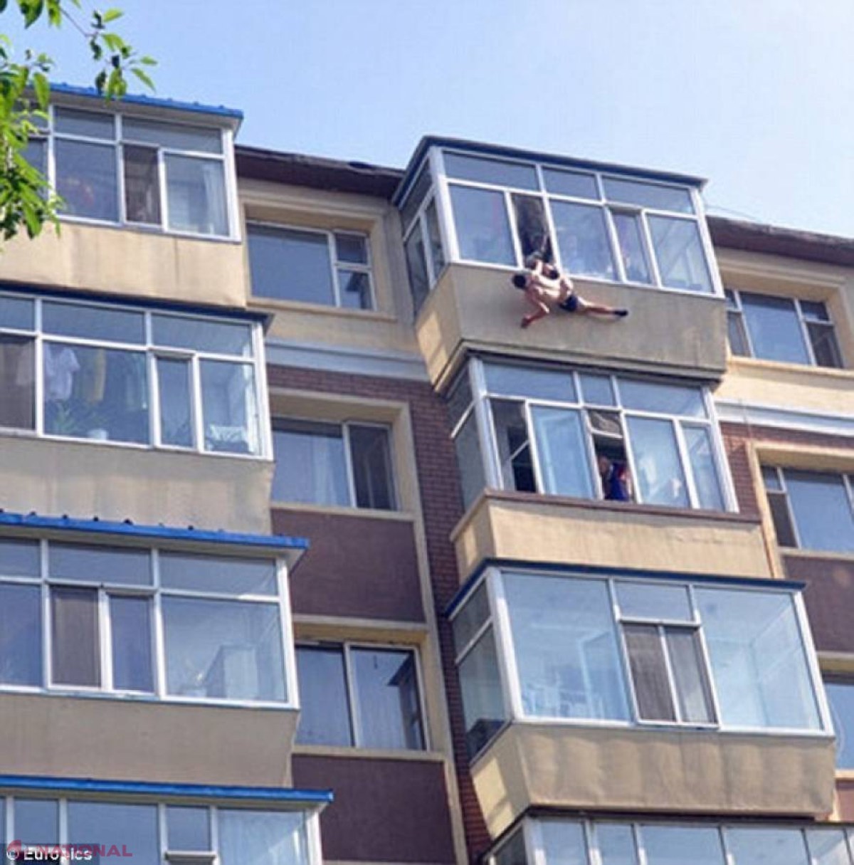 ALERTĂ la Ciocana // Stătea la balcon și amenința că se aruncă în gol. Vezi motivul 