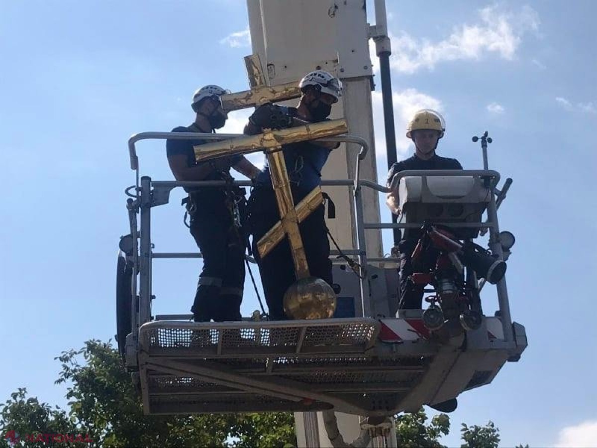 VIDEO // Crucea de pe o biserică din R. Moldova, dată JOS: „Pericol pentru enoriași”
