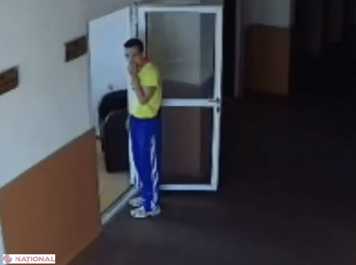 A intrat într-un oficiu din capitală și a furat un portmoneu plin cu bani. Momentul a fost surprins de camerele de supraveghere