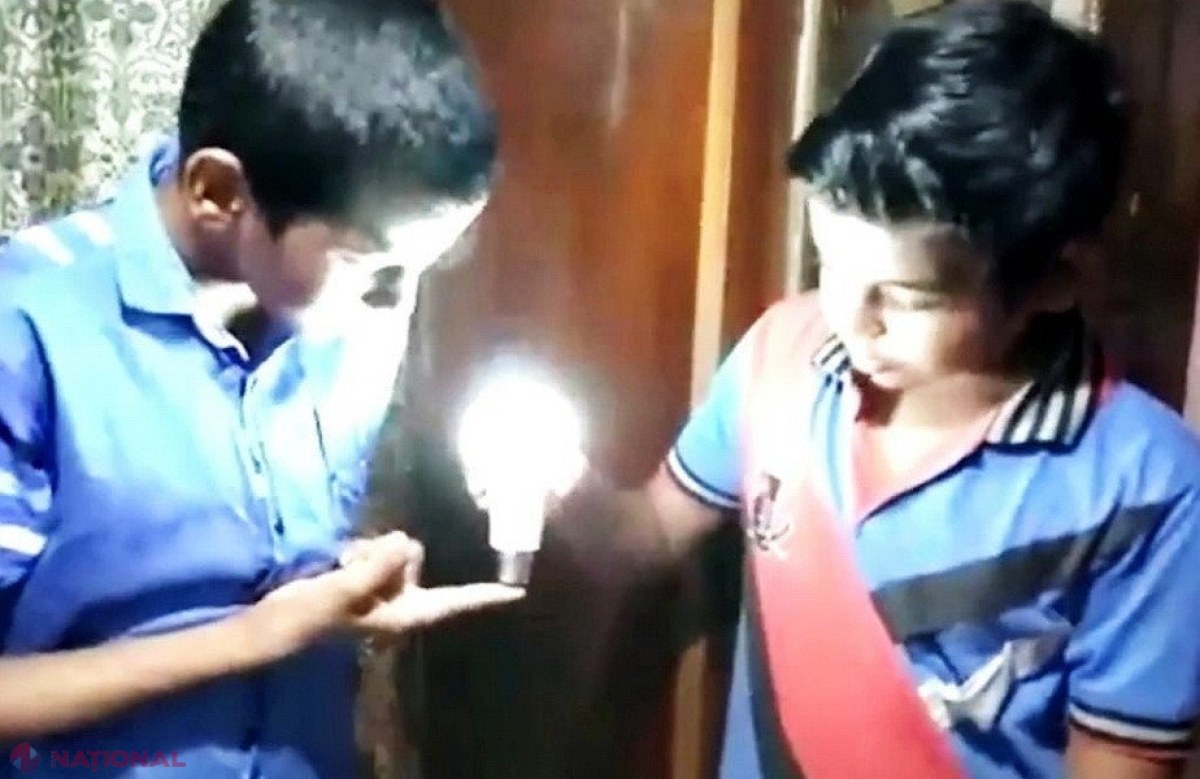VIDEO // Un băiat aprinde becuri cu corpul său. Imaginile sunt uluitoare!