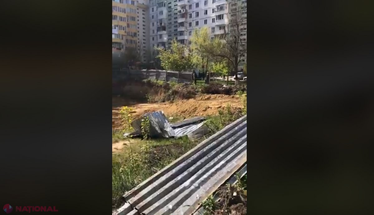 VIDEO // Primăria Chișinău a demarat lucrările de ASTUPARE a unei gropi de fundație amplasată în mijlocul blocurilor de locuit. Vor fi necesare 350 de camioane de lut
