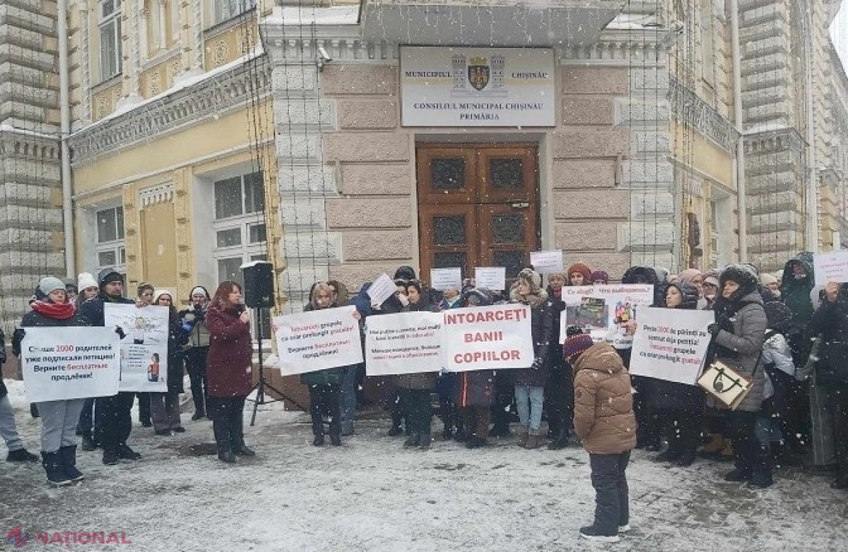 Protest la Primăria Chișinău după decizia de a obliga părinții să plătească grupele cu program prelungit de la școală: „Întoarceți copiilor grupa gratuită” 