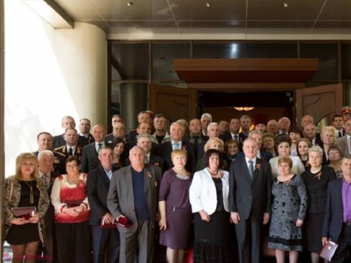 Doi GENERALI din R. Moldova, decorați de Timofti. Un fost ministru a primit „Ordinul Republicii”