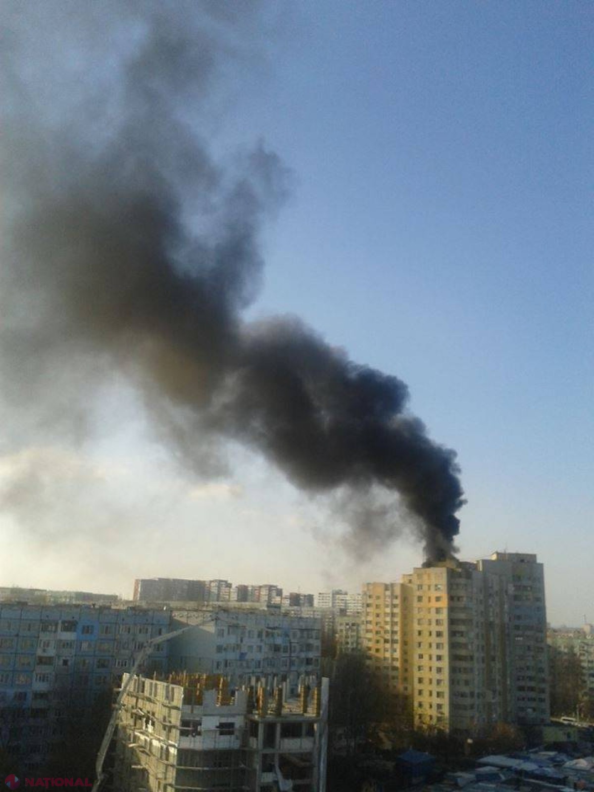 FOTO // O clădire din sectorul Botanica a luat FOC
