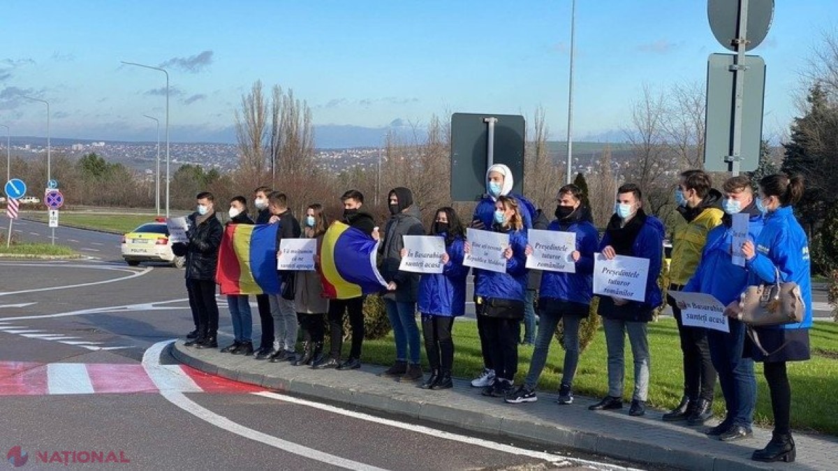 VIDEO // Tinerii de la PNL Diaspora R. Moldova l-au întâmpinat pe Klaus Iohannis la AIC: „Președintele tuturor românilor”, „În Basarabia sunteți acasă” și „Bine ați venit în R.Moldova”