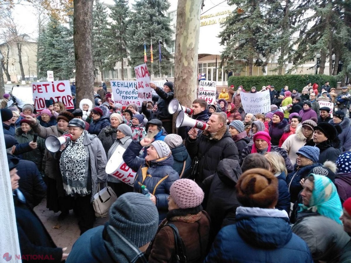 FOTO // Andrei Năstase și Maia Sandu, huiduiți la Orhei. Sute de protestatari i-au acuzat pe cei doi politicieni că ar „sprijini un violator”