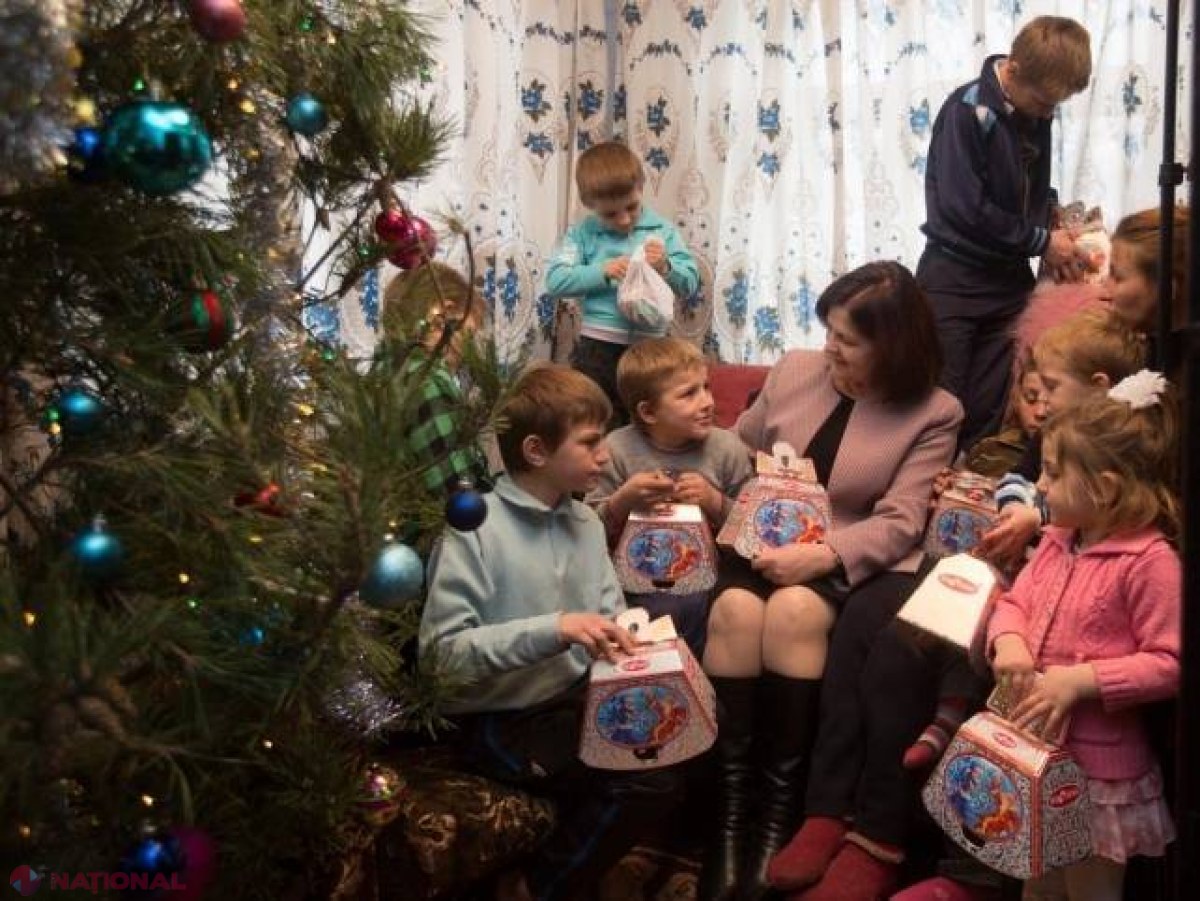 FOTO // Prima doamnă Margareta Timofti a împodobit BRADUL