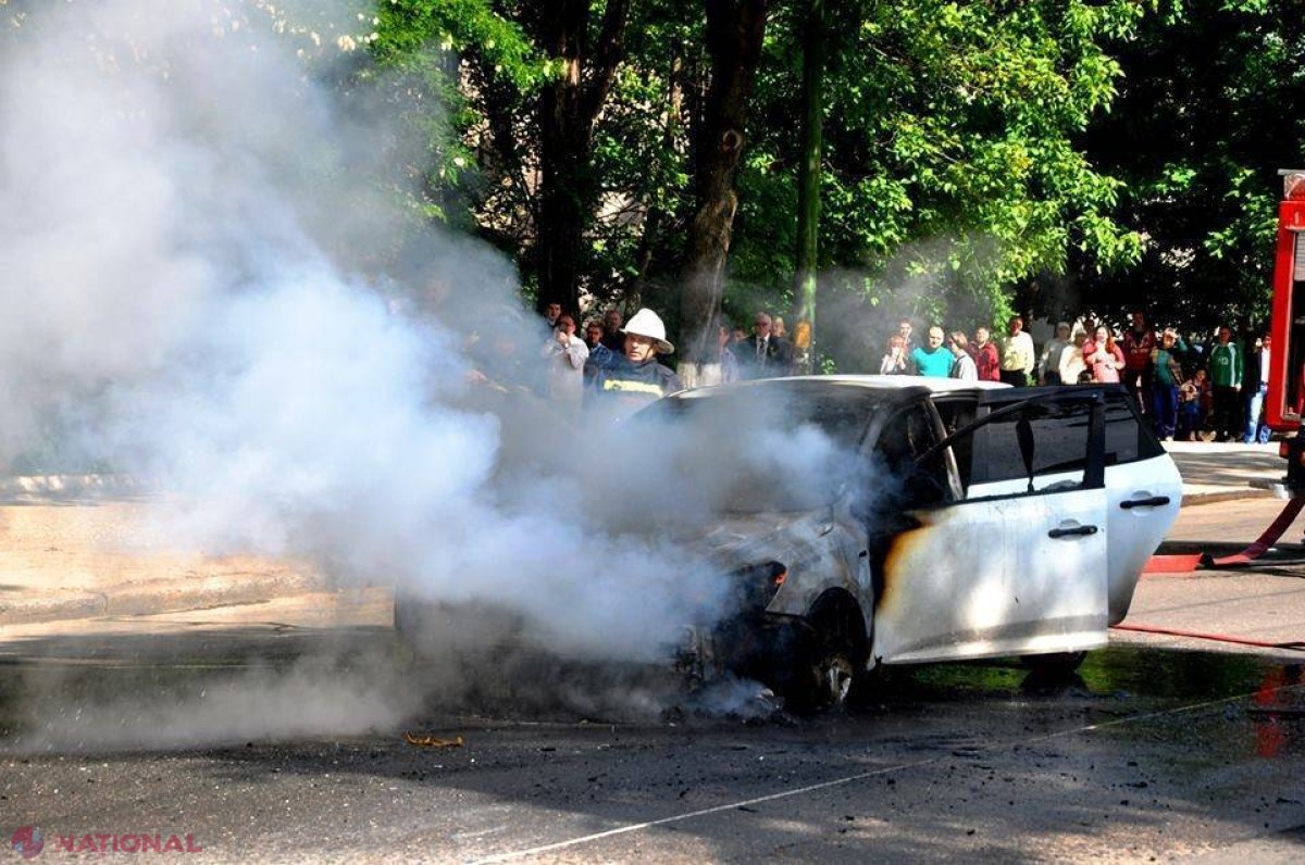 INCENDIU pe strada Vasile Alecsandri din capitală. O mașină A LUAT FOC din mers