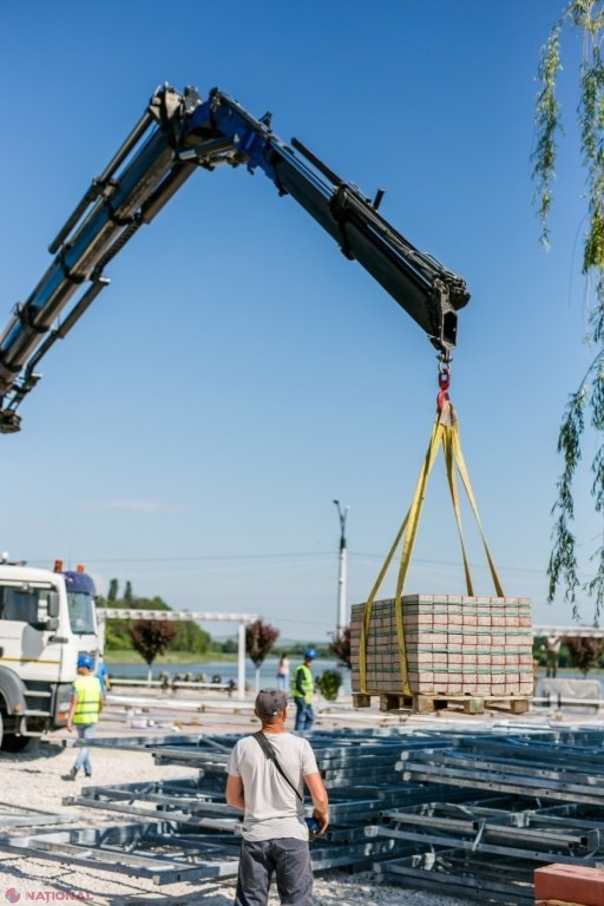 FOTO // Primele imagini cu roller-coasterul de la „OrheiLand”. Muncitorii au început montarea acestuia. INAUGURAREA va avea loc la 1 iunie