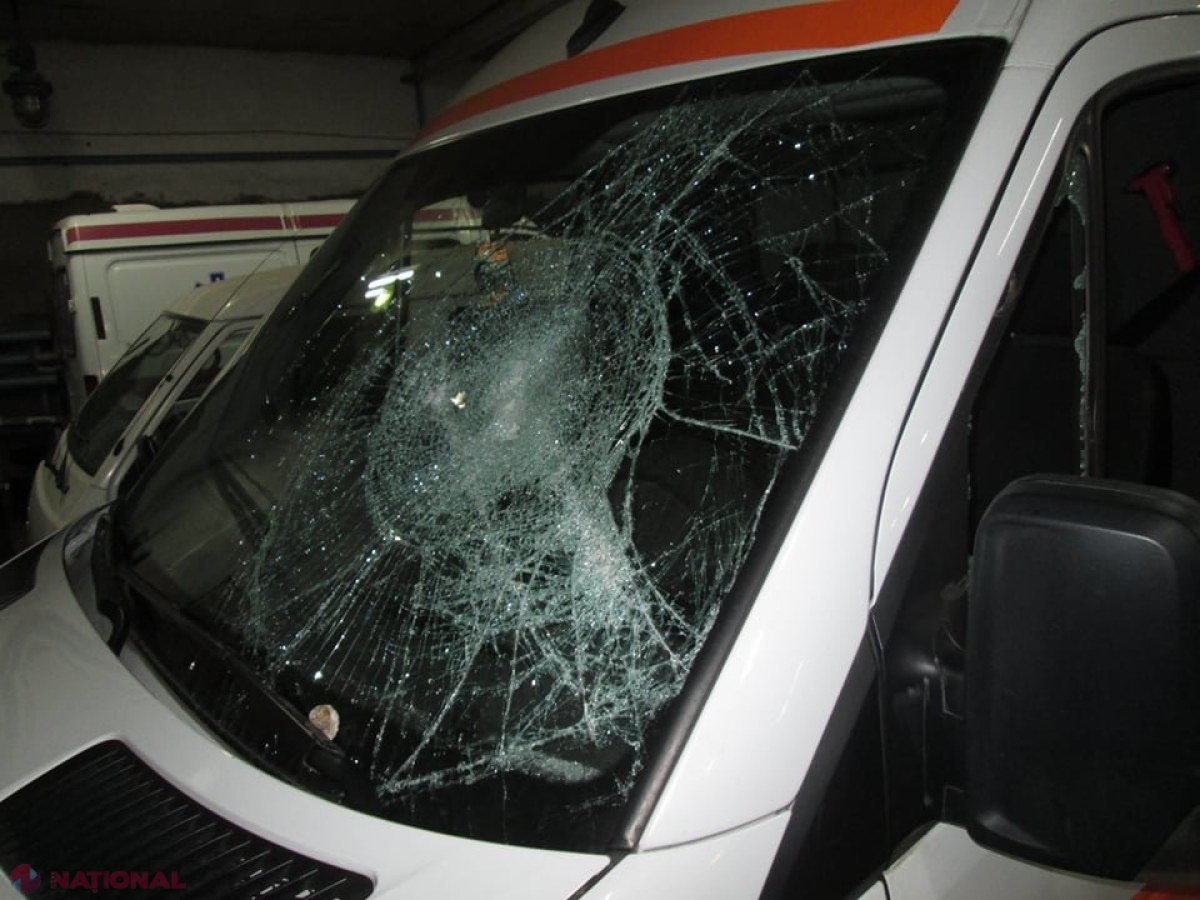 FOTO // Clipe de GROAZĂ pentru un șofer de pe AMBULANȚĂ, în Chișinău: Agresat în timp ce aștepta echipa de medici, iar autosanitara - distrusă cu o rangă metalică