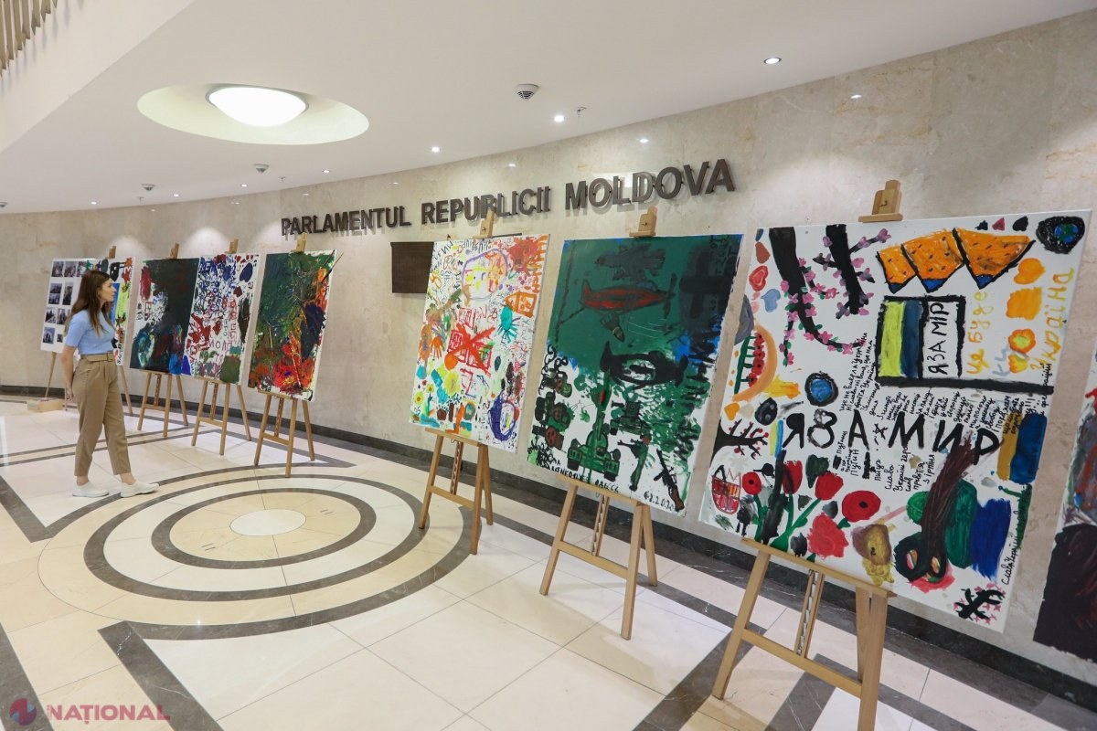 FOTO // „Casa mea Ucraina”: Zece tablouri pictate de copiii refugiaților ucraineni, expuse în Parlamentul R. Moldova. Spicherul Grosu a îndemnat deputații să facă donații