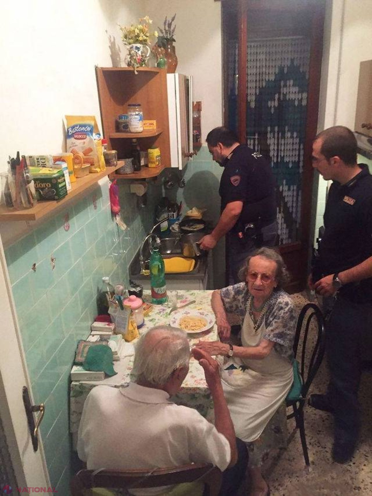Lecţie de umanitate // Ce a făcut poliţia italiană când a găsit un cuplu de bătrâni plângând de singurătate?