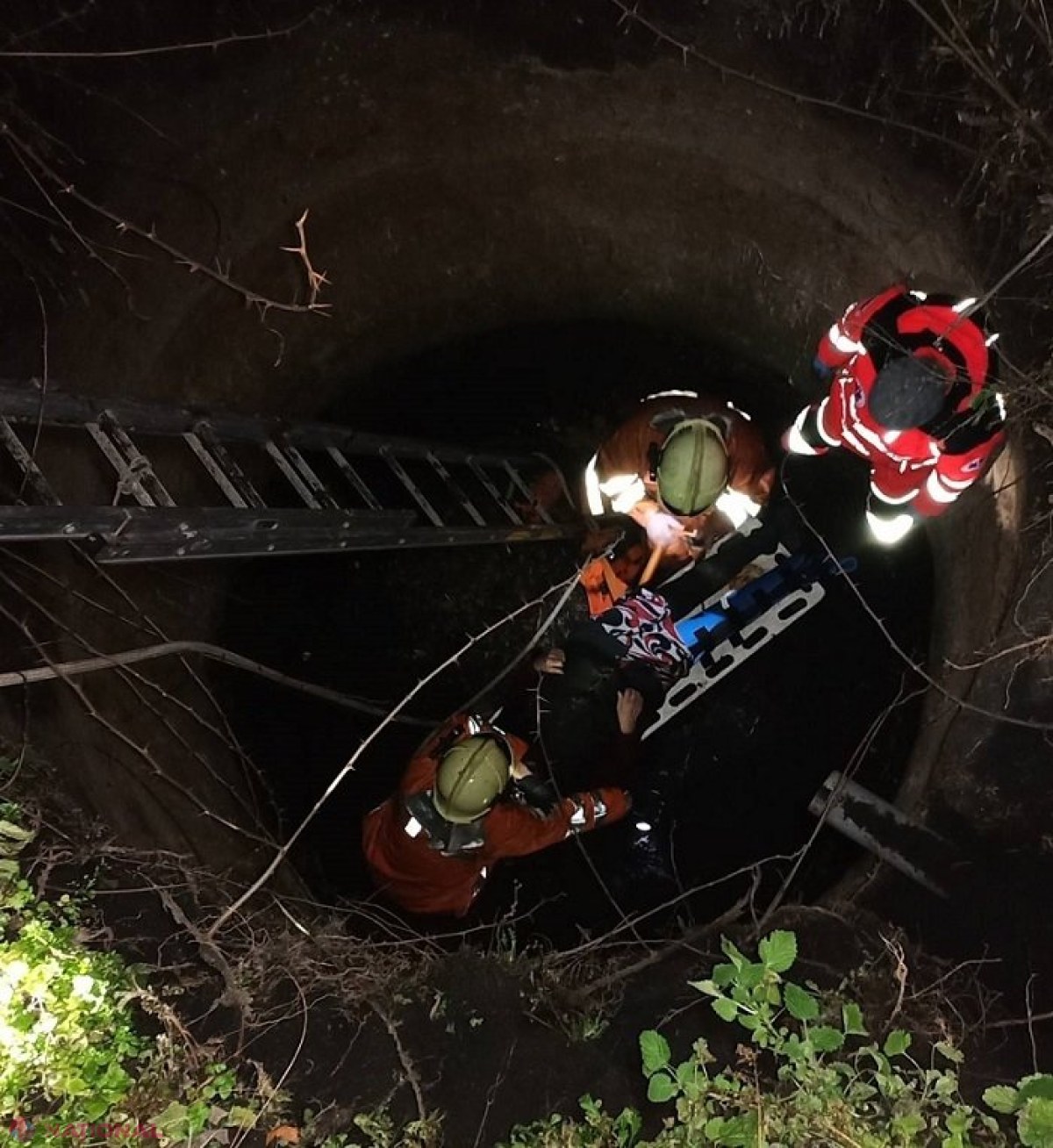 O femeie a căzut într-o groapă de canalizare, adâncă de cinci metri: Salvatorii au scos-o la suprafață cu un picior rupt 