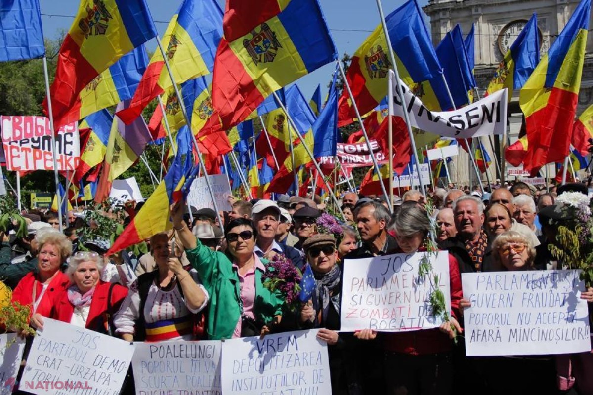 REPORTAJ FOTO Mii de oameni în centrul capitalei cu flori în mâini protestând împotriva guvernării