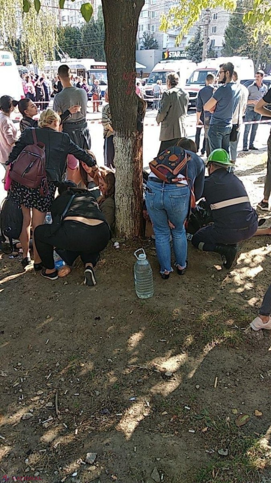 UPDATE, VIDEO, FOTO // Accident TERIBIL la Buiucani. Un troleibuz a intrat în mulțimea care aștepta la stație, după ce a fost izbit de o mașină. 18 persoane au fost rănite, iar una a DECEDAT