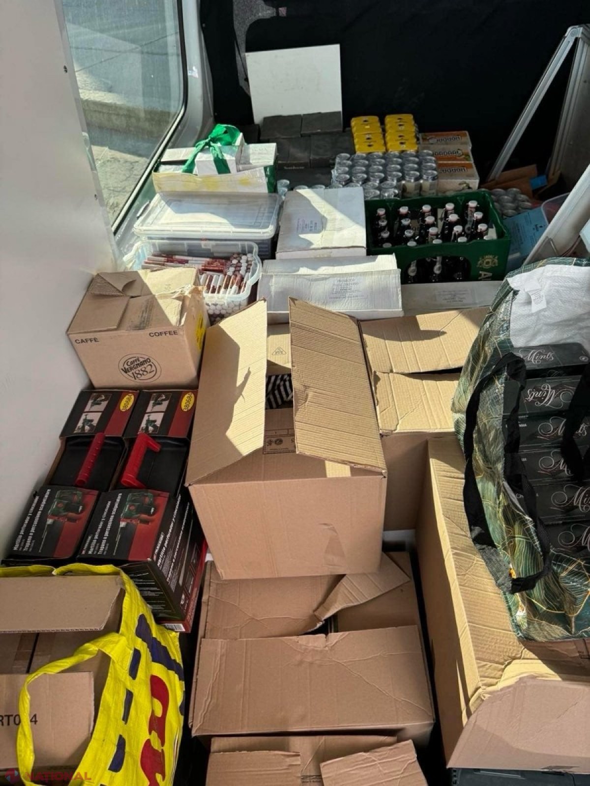 GALERIE FOTO // Haine, băuturi alcoolice sau cosmetice, comercializate într-un magazin din Chișinău fără acte de proveniență: Au fost aduse de peste hotare treptat, în cantități permise pentru uz personal