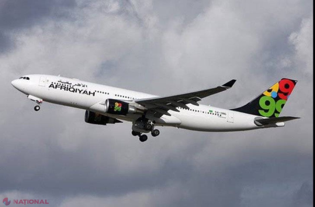 Avion DETURNAT. Atacatorii amenință că ARUNCĂ avionul în aer 