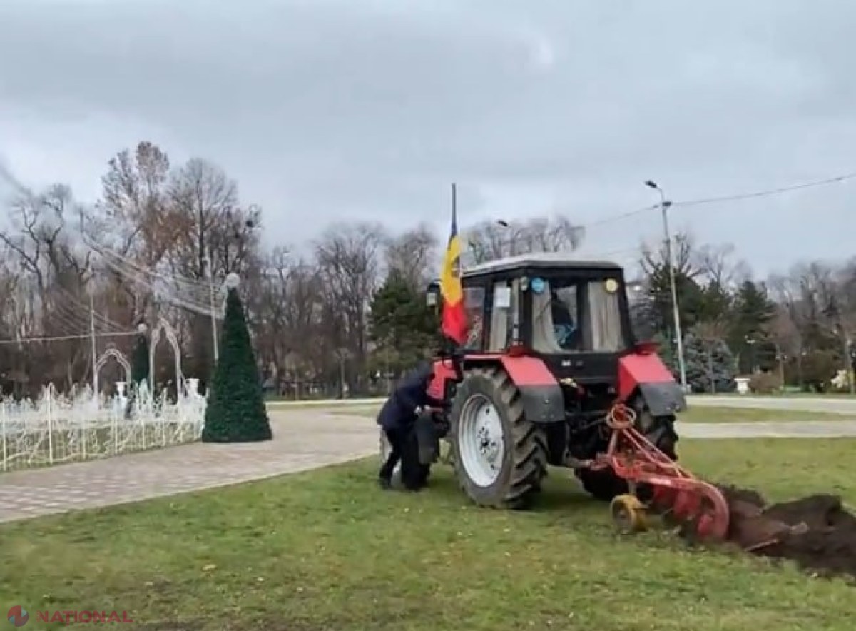 VIDEO // Momentul în care un fermier face o BRAZDĂ adâncă în gazonul din preajma Arcului de Triumf. Reacția primarului Ion Ceban
