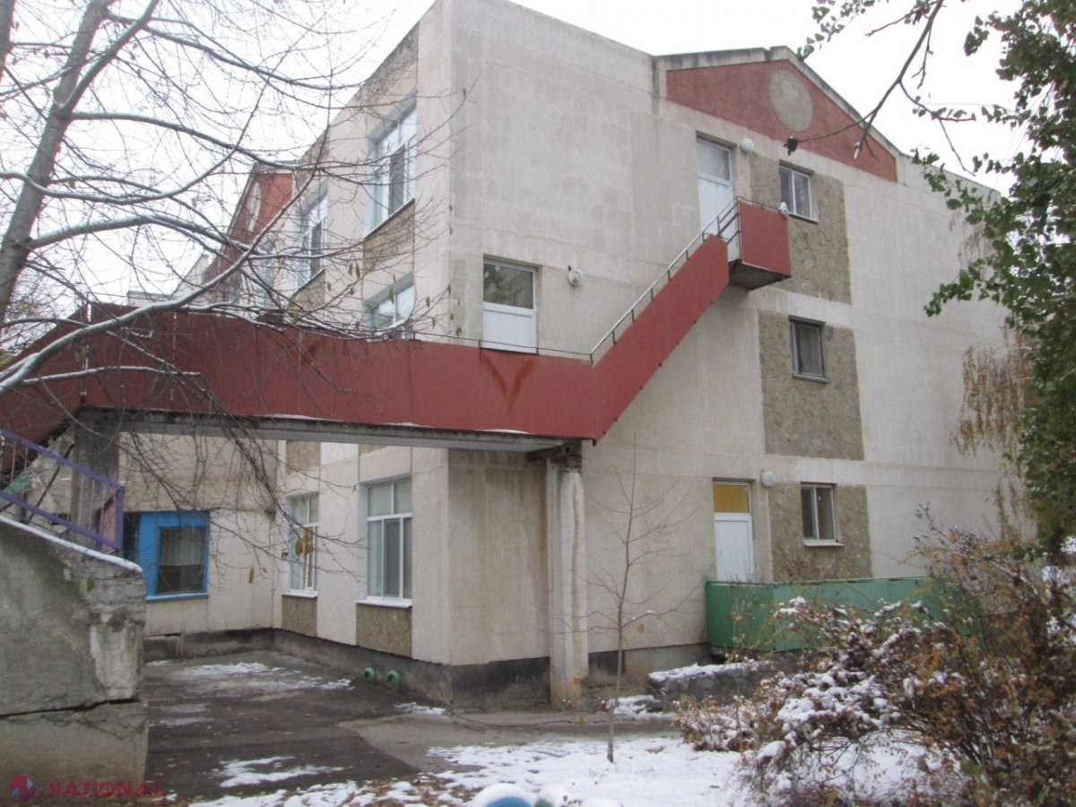 Un minor ar fi FURAT dintr-o grădiniță din Chișinău un casetofon și un aspirator și riscă închisoare