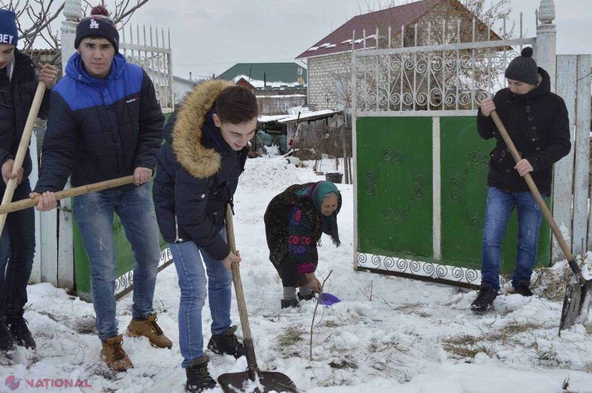EXEMPLU // Tinerii din Ruseștii Noi au DESZĂPEZIT 20 de gospodării ale bătrânilor din localitate