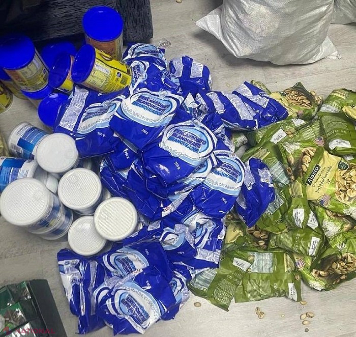 Fistic, suplimente alimentare și detergenți în cantități comerciale, ascunse printre coletele aduse din Germania în R. Moldova: Produsele au fost confiscate, iar șoferul este documentat 