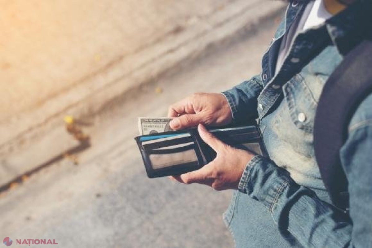 INTEGRITATE // A găsit pe stradă un portofel și l-a predat poliției după ce s-a uitat în el. Ce a găsit pe lângă documente