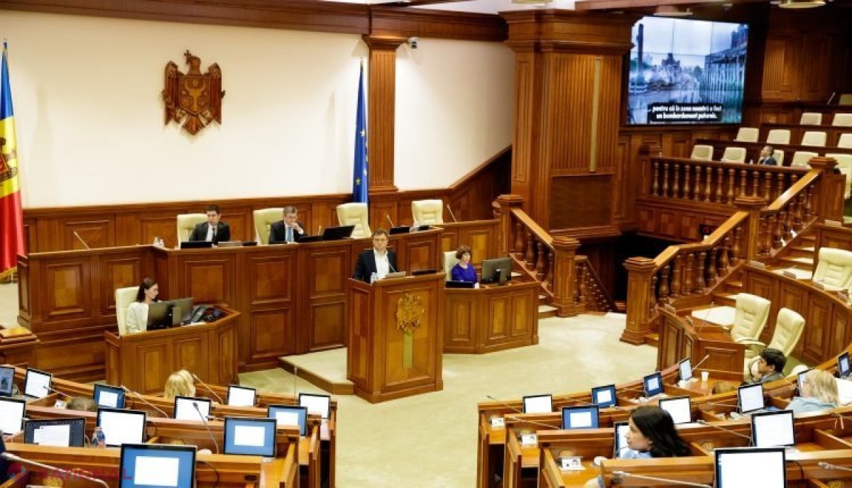 Parlamentul a prelungit cu două luni starea de urgență pe teritoriul R. Moldova. Premierul Dorin Recean a prezentat deputaților un filmuleț răvășitor: „Războiul este lângă noi și în ultimul timp s-a apropiat și mai mult” 